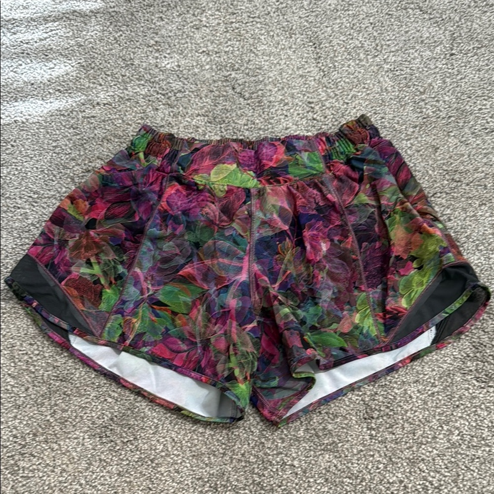 Lululemon Hotty Hot Low Rise Lined Short 4”